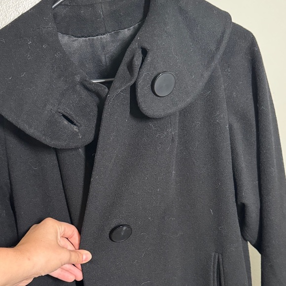 Chic Black Overcoat with Button Accents - Picture 4 of 9